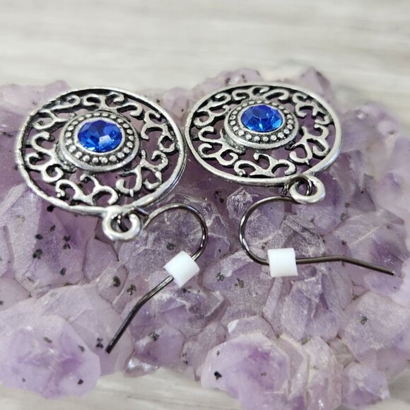 Fashion Jewlery Silvertone Medalion With Scroll Work Blue Stone Dangle Earings - Picture 4 of 7